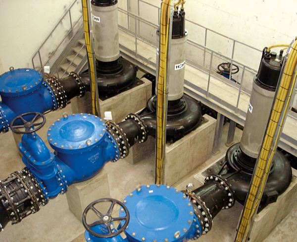 Сухая установка фекальных насосов в канализационной насосной станции 