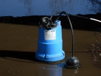 Испытания: дренажный насос для откачки воды из луж